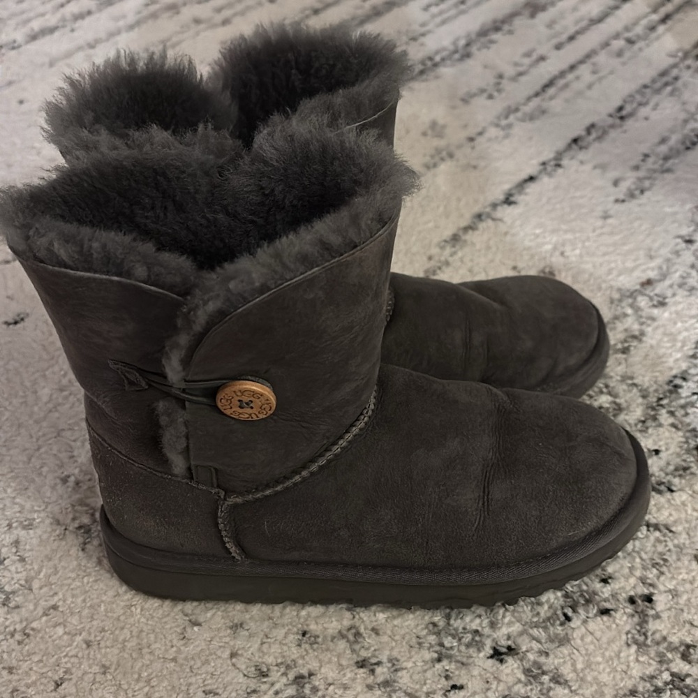 UGG Grey Bailey Button Short Boots - Big Kids Size 4 (Fits Women’s 5)